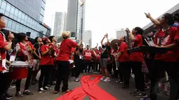 Dalam aksi memperingati Hari AIDS Sedunia di Jalan MH Thamrin, Jakarta itu, para aktivis juga melepas burung merpati, Minggu (30/11/2014). (Liputan6.com/Faizal Fanani)  