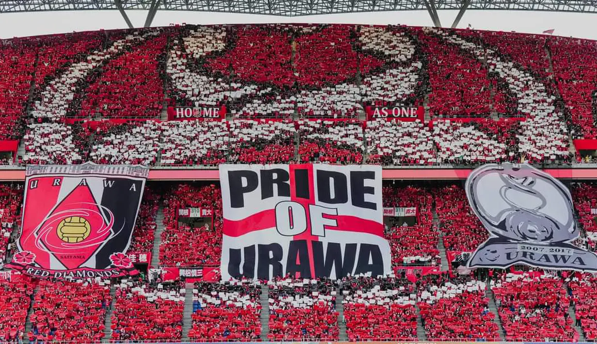 Ribuan penggemar Urawa Red Diamonds memadati salah satu sisi dari Saitama Stadium untuk menyaksikan tim kesayangannya berlaga dalam final leg kedua Liga Champions Asia 2022 melawan Al-Hilal, Sabtu (6/5/2023). (Dok. J-League)