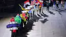 Maskot SEA Games 2025 berserta bendera negara peserta dalam upacara penutupan yang berlangsung di Rajamangala Stadium, Bangkok, Sabtu (20/12/2025) malam WIB.