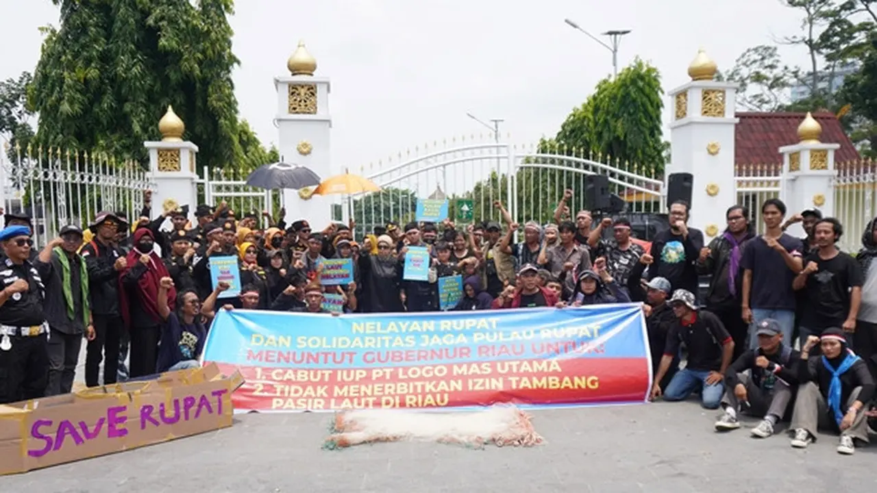 Demonstrasi nelayan Pulau Rupat mendesak Gubernur Riau Syamsuar mencabut izin penambangan pasir laut oleh PT Logo Mas Utama.