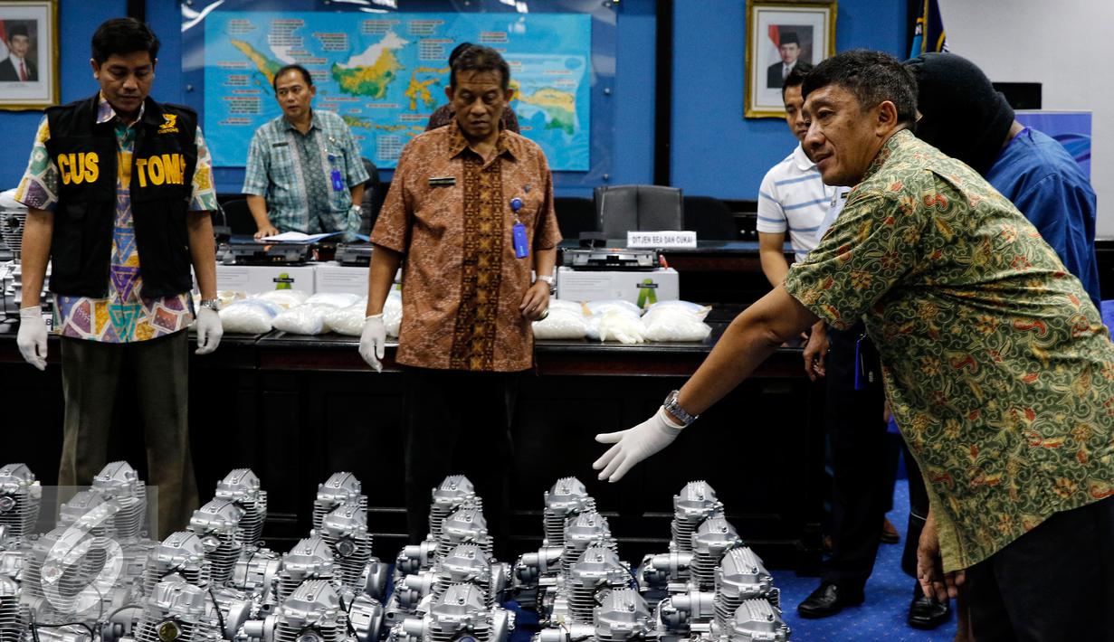 Barang bukti mesin sepeda motor berisi sabu di perlihatkan BNN  di Jakarta, Jumat (28/8/2015). BNN berhasil membongkar penyelundupan sabu seberat 103,8 kilogram yang dimasukkan ke dalam mesin sepeda motor dan alat pijat. (Liputan6.com/Yoppy Renato)