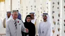 Pangeran Charles didampingi sejumlah pejabat setempat berjalan di lorong Masjid Syekh Zayed di Abu Dhabi, Uni Emirat Arab, Sabtu (5/11). Kunjungan ini adalah bagian dari tur mereka ke Timur Tengah atas nama Pemerintah Inggris.(AFP/Karim Sahib)