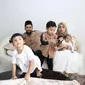 Momen kekaraban keluarga Teuku Wisnu dan Shireen Sungkar bersama ketiga anak. (Sumber: https://www.instagram.com/p/Cp9iCgsukiS/)