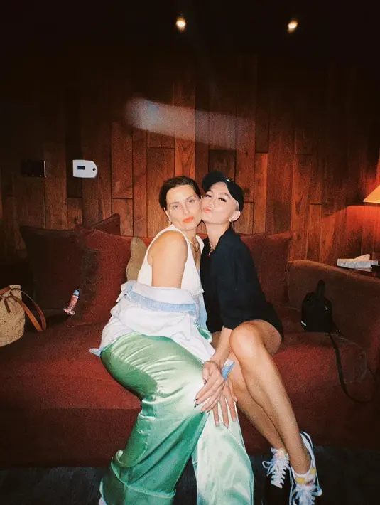 Agnez Mo, berpose bersama Nelly Furtado. Keduanya saling menempelkan pipinya. (Foto: Instagram/@agnezmo)