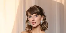 Taylor Swift tampil memukau dengan platinum set 32.40-carats berlian, cincin 18k gold set dengan berlian 5.78-carats  dan bracelet platinum set dengan 5.04 berlian carats, kesemuanya daroi the Haute Joaillerie Collection. / Foto: dok Chopard.