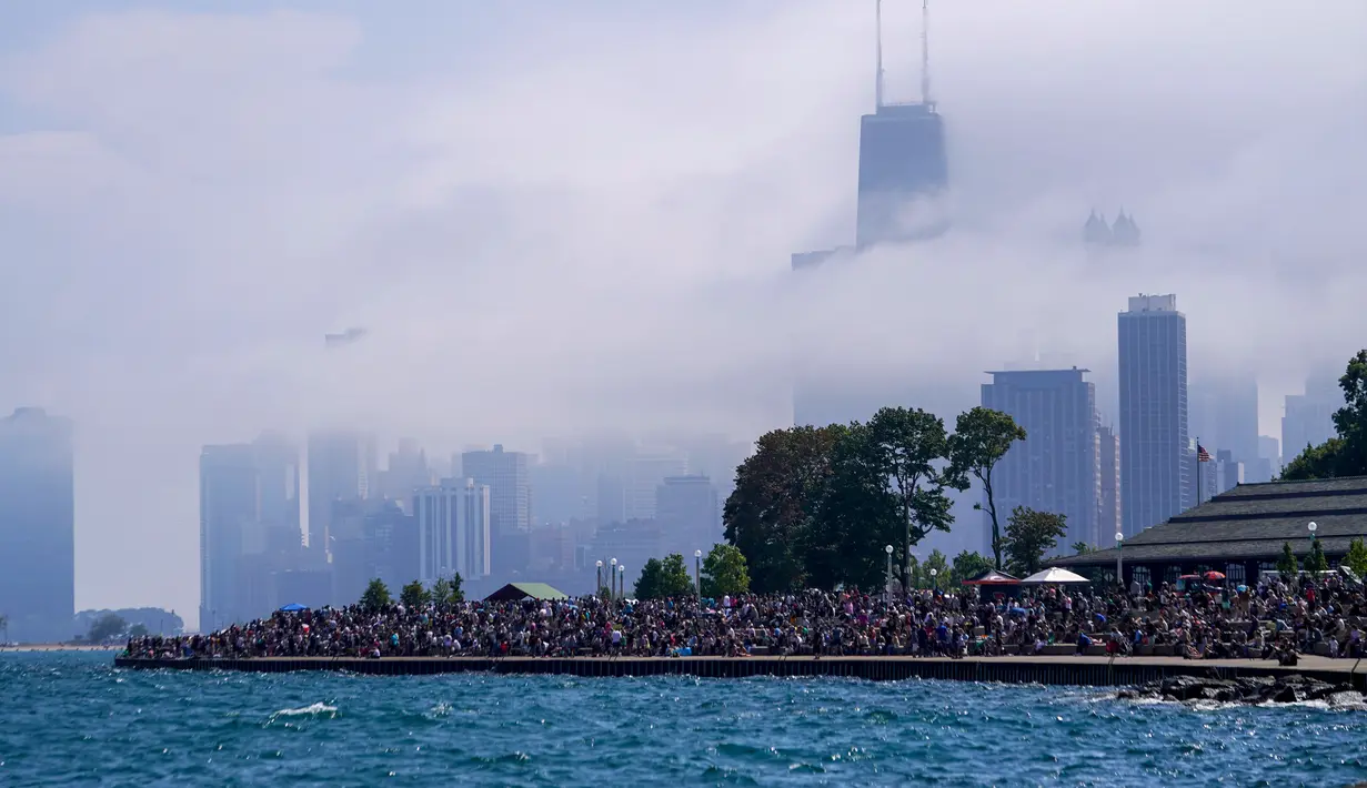 Pengunjung memadati pinggiran Danau Michigan saat Chicago Air and Water Show, Chicago, Amerika Serikat, 21 Agustus 2022. Seperti biasa, pengunjung tidak dipungut biaya untuk menyaksikan acara ini. (AP Photo/Kiichiro Sato)