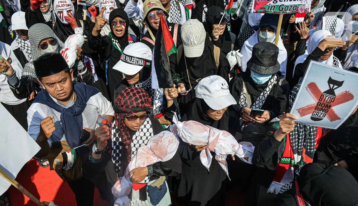 Aksi tersebut digelar menyusul situasi di Palestina yang masih digempur oleh tentara Zionis Israel. (Liputan6.com/Faizal Fanani)