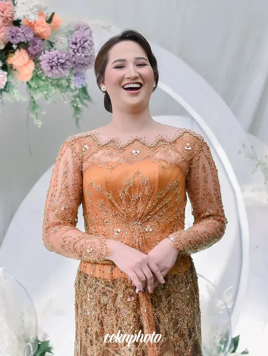 Pamer tawa bahagia, Adisty Juniar dipuji cantik oleh warganet. Meski desain kebayanya tampak simpel, namun kebaya tersebut sangat cocok dengan Adisty Juniar dan semakin pancarkan pesonanya. Segera melepas masa lajangnya, tak sedikit warganet yang mendoakan kelancaran pernikahan Adisty Juniar dan Reiner Manopo. (Liputan6.com/IG/@cekaphoto)