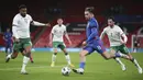 Gelandang Inggris, Jack Grealish, dikurung tiga pemain Republik Irlandia dalam laga uji coba internasional di Stadion Wembley, London, Jumat (13/11/2020) dini hari WIB. Inggris menang 3-0 atas Republik Irlandia. (AP/Nick Potts/Pool)