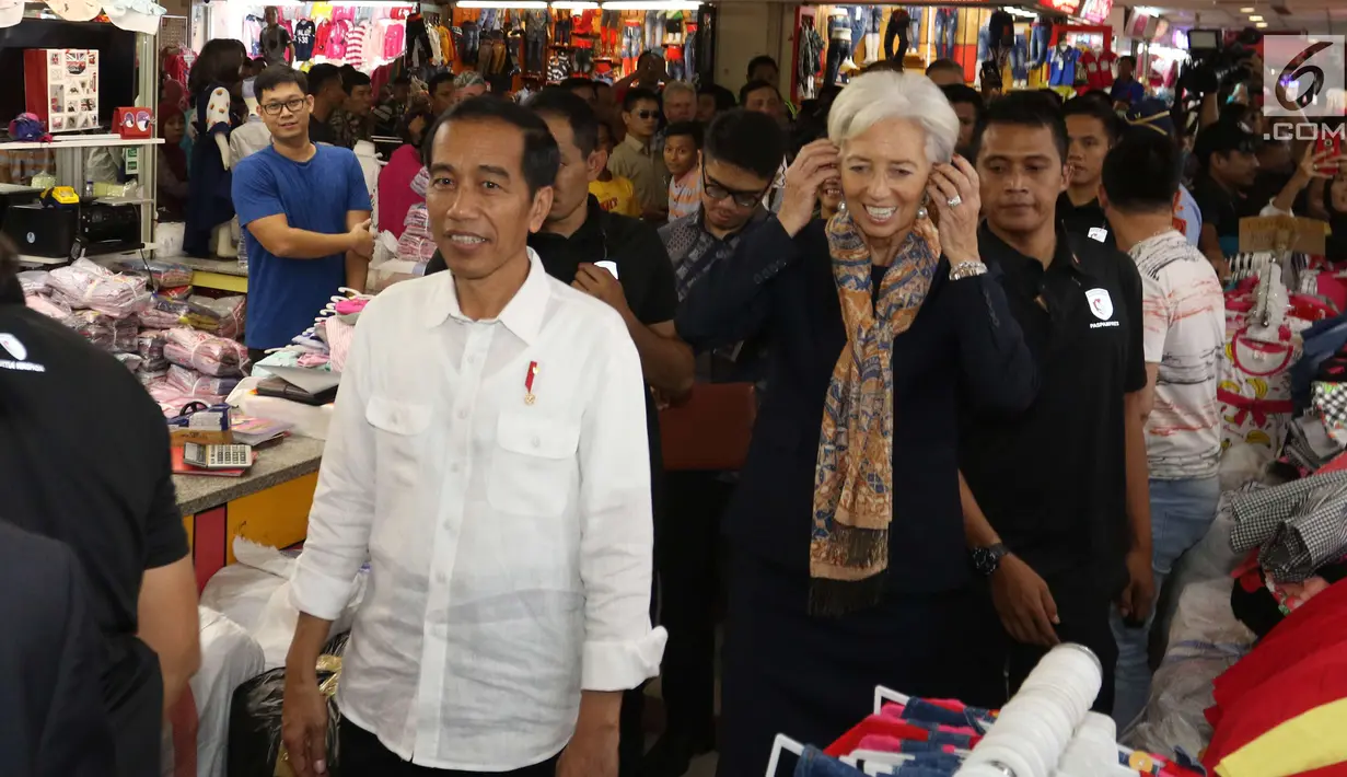 Presiden Joko Widodo (Jokowi) mengajak Direktur Pelaksana IMF Christine Lagarde blusukan ke  Blok A Pasar Tanah Abang, Jakarta, Senin (26/2). Kedatangan Jokowi beserta rombongan membuat heboh para pengunjung pasar. (Liputan6.com/Angga Yuniar)