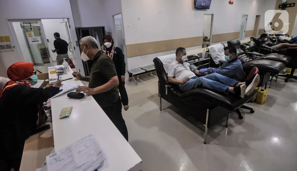 <p>Petugas melayani warga yang mendonorkan darahnya di Palang Merah Indonesia (PMI) DKI Jakarta, Jakarta, Selasa (26/4/2022). Ketersediaan darah di PMI DKI Jakarta sepekan jelang Hari Raya Idul Fitri mencapai sekitar 30 persen dari angka stok normal. (merdeka.com/Iqbal S. Nugroho)</p>