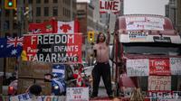 Demonstran di Kanada protes atas aturan mandat vaksin COVID-19 di luar parlemen. (Foto: AFP/Ed Jones)