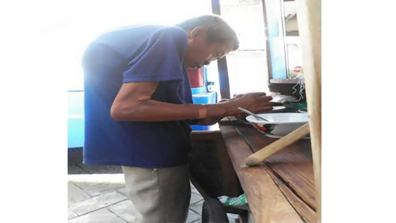 Belajar Memaknai Hidup dari Mugiono, Penjual Bakso Difabel