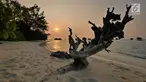 Suasana matahari tenggelam (sunset) di Pulau Pari, Kepulauan Seribu, Jakarta pada 3 Agustus 2019. Pulau Pari merupakan bagian dari 12 pulau dari Kelurahan Pulau Pari dengan potensi keindahan pantai dan alamnya. (Liputan6.com/Herman Zakharia)