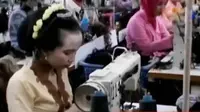 Ada 4 pabrik pembuat rambut sintetis di kabupaten Purbalingga yang mewajibkan karyawannya untuk mengenakan kain kebaya ala Kartini.