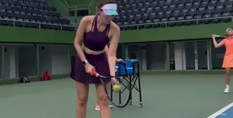 Luna Maya bermain tenis [Instagram/lunamaya]