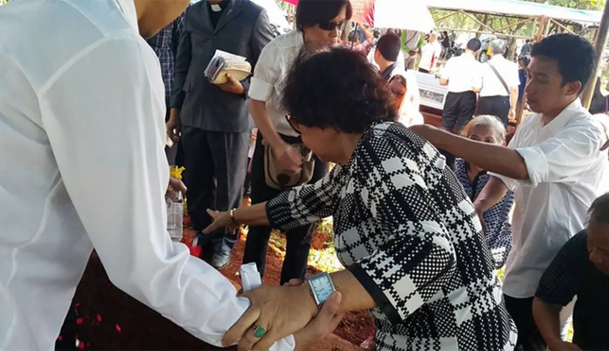 Presenter kelahiran Manado, 1 Januri 1970 itu meninggal lantaran menderita radang paru-paru dan penyakit jantung yang telah dideritanya. (dok. Facebook)