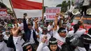Massa dari Aliansi TKI Menggugat menggelar aksi unjuk rasa di depan Istana Merdeka, Jakarta, Selasa (7/4/2015). Mereka menagih janji Presiden Jokowi mencabut moratorium terkait larangan pengiriman TKI ke Timur Tengah. (Liputan6.com/Faizal Fanani)