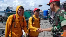 Citizen6, Nunukan: Dua mahasiswa ITB datang ke kawasan perbatasan Indonesia - Malaysia di Kecamatan Seimanggaris, Kabupaten Nunukan, Kalimantan Timur, dalam rangka memperkuat kiprah Tim Ekspedisi Khatulistiwa 2012, Rabu (30/5). (Pengirim: Badarudin Bakri)