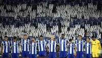 Sejumlah pemain FC Porto mengheningkan cipta dengan latar belakang para penonton yang sedang memegang plakat bergambar nomor punggung dua untuk mengenang kepergian Diogo Costa sebelum laga Liga Portugal 2025/2026 melawan Vitoria Guimaraes SC di Estadio Do Dragao, Porto, Portugal, Senin (11/08/2025) waktu setempat. (AFP/Miguel Riopa)