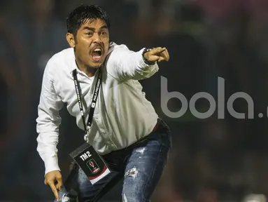 Pelatih Semen Padang, Nil Maizar, merupakan sosok juru taktik yang kerap tampil ekspresif saat mendampingi klubnya bertanding. (Bola.com/Vitalis Yogi Trisna)