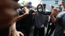 Musisi sekaligus aktor, Onadio Leonardo atau akrab disapa Onad, saat tiba di Polres Jakarta Barat pada Senin (3/11/2025). Ia ditangkap bersama dengan istrinya, Beby Prisillia, yang kemudian dibebaskan. (Kapanlagi.com/Budy Santoso)