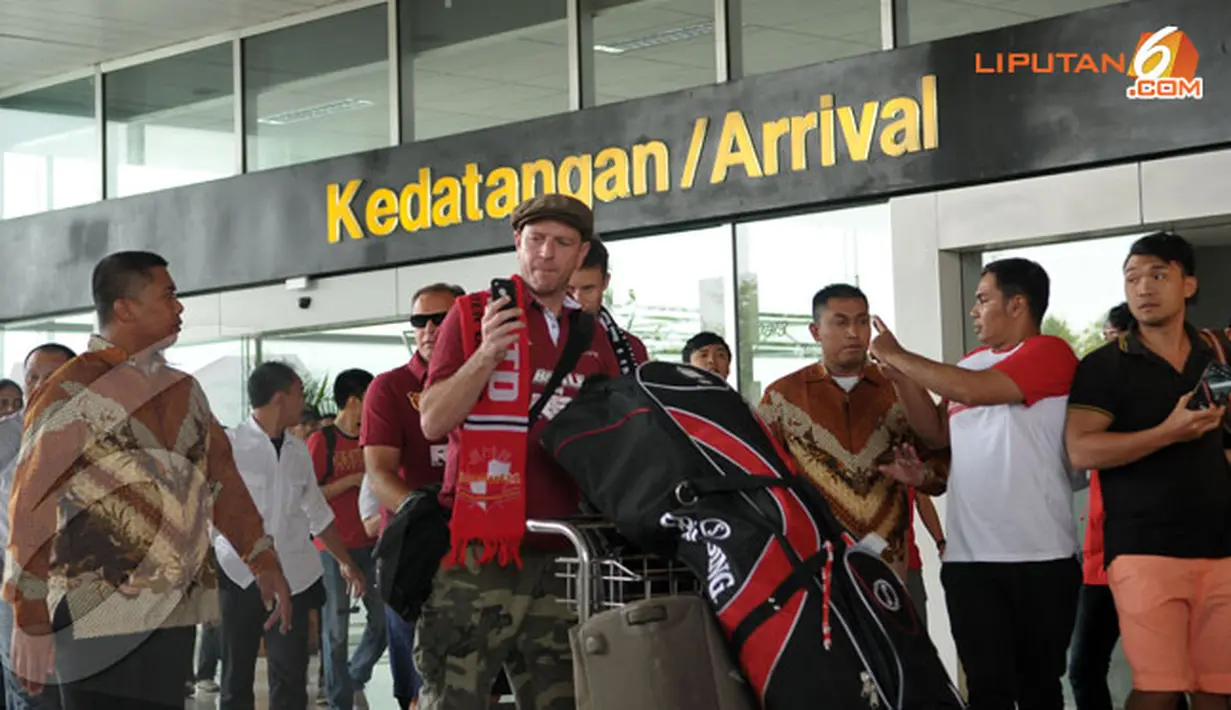Beberapa pemain lawas klub Manchester United yang akan bergabung dalam United Red terlihat mengabadikan sambutan para fans dan media dengan telepon selularnya (Liputan6.com/ Helmi Fithriansyah)