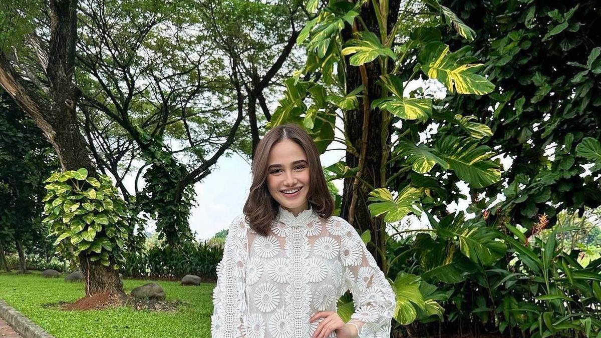 Tampil Fresh di Lebaran 2025: Inspirasi Outfit Warna-Warni untuk Sahabat Fimela