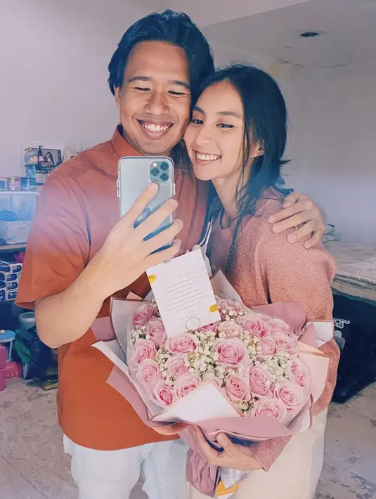 Beberapa kali mengunggah momen kejutan mesra bersama, hubungan asmara Joshua dan Clairine pun kerap curi perhatian netizen. Bahkan, penampilan keduanya bisa dijadikan sebagai inspirasi. (Liputan6.com/IG/@jojosuherman)