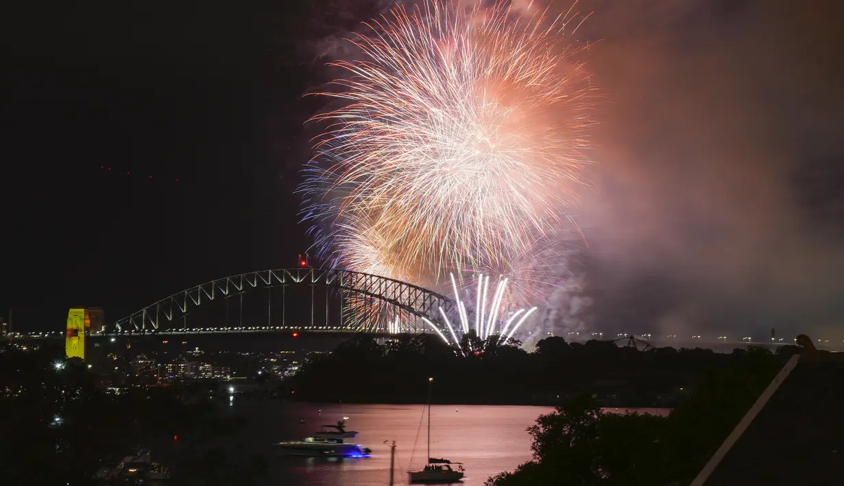 Warga Australia mengawali dunia untuk mengucapkan selamat tinggal pada tahun 2023 dengan pertunjukan kembang api di atas Sydney Harbour. (AP Photo/Mark Baker)