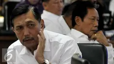 Menko Polhukam Luhut B Pandjaitan (kiri) bersama Kepala Badan Intelejen Negara (BIN) Sutiyoso saat Raker dengan Komite I DPD RI, di Jakarta, Selasa (9/2). Raker membahas tentang otonomi khusus (otsus) Papua dan Papua Barat. (Liputan6.com/Johan Tallo)