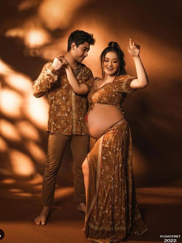 8 Potret Siti Bardiah dan Krisjiana saat Jalani Maternity Shoot, Tampil Mesra