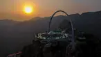 Sebuah panggung berlantai kaca berada di tempat wisata yang berada di pinggir tebing di Shilinxia, Beijing, 30 april 2016. Panggung kaca yang menggantung hingga 32.8 meter dari tepi tebing ini merupakan objek wisata baru di China. (AFP PHOTO/STR)