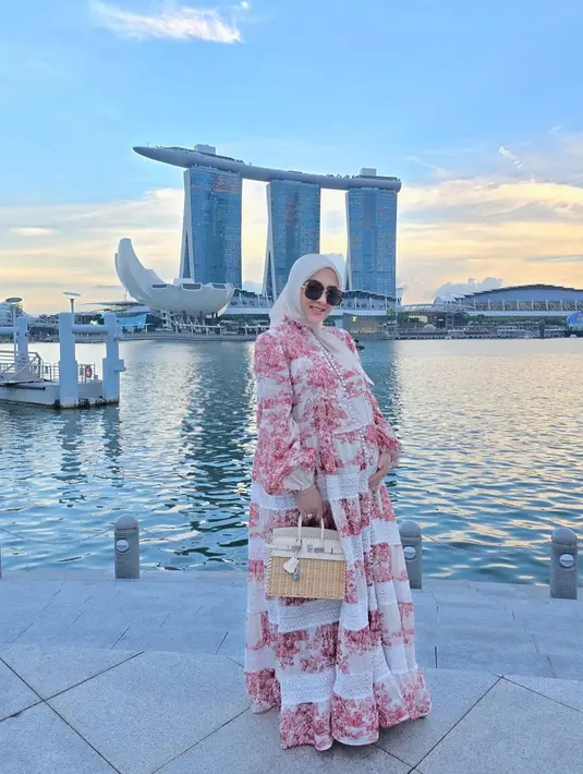 Penampilan semarak Syahrini pakai dress floral berwarna merah. [Foto: Instagram/princessyahrini]