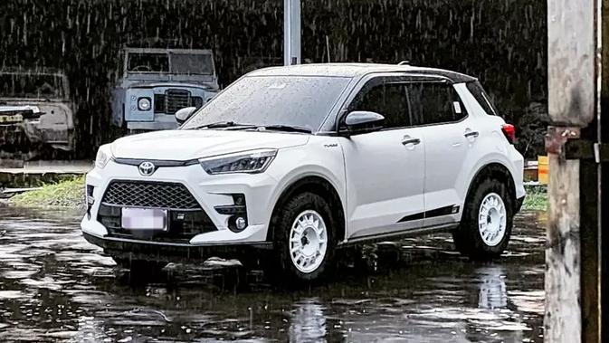 Konsep visual reli juga terlihat pada desain keseluruhan.  Selain itu, kombinasi bodywork putih dan velg putih yang juga dikenal sebagai white on white sangat mirip dengan mobil reli.  (Sumber: Instagram/@prorocksurabaya)