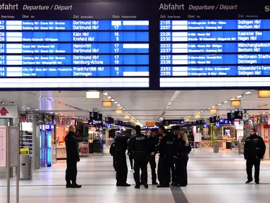 Aparat kepolisian mengamankan lokasi setelah seorang pria bersenjata kapak mengamuk di sebuah stasiun di Dusseldorf, Jerman, Kamis (9/3) malam waktu setempat. Pria itu melakukan serangan secara acak yang membuat lima orang terluka. (Patrik STOLLARZ/AFP)