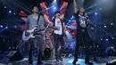 Slank saat tampil mengisi acara di Konser Kilau Raya, Plaza MNCTV, kawasan TMII, Jakarta Timur, Kamis (20/10) malam. Lagu Kamu Harus Pulang menjadi lagu penutup menandai acara telah selesai. (Deki Prayoga/Bintang.com)