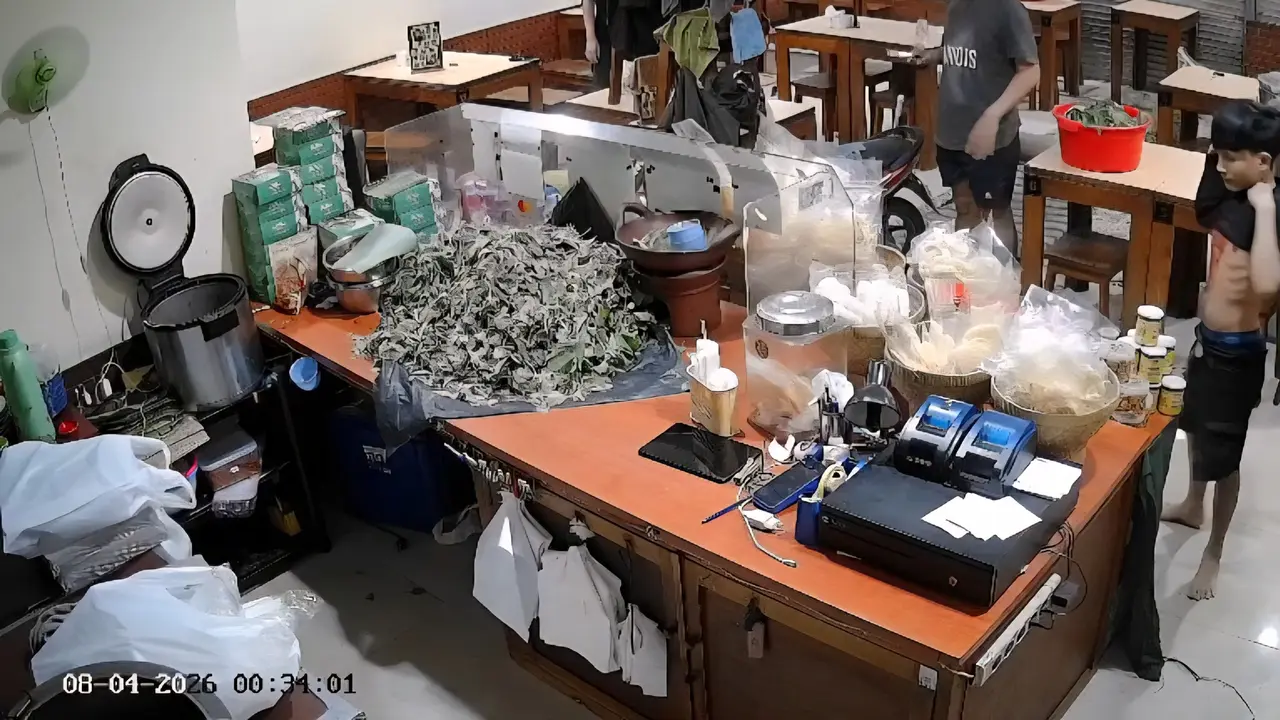 Rekaman CCTV saat korban usai mendapatkan luka sayatan pada bagian leher yang dilakukan tersangka.