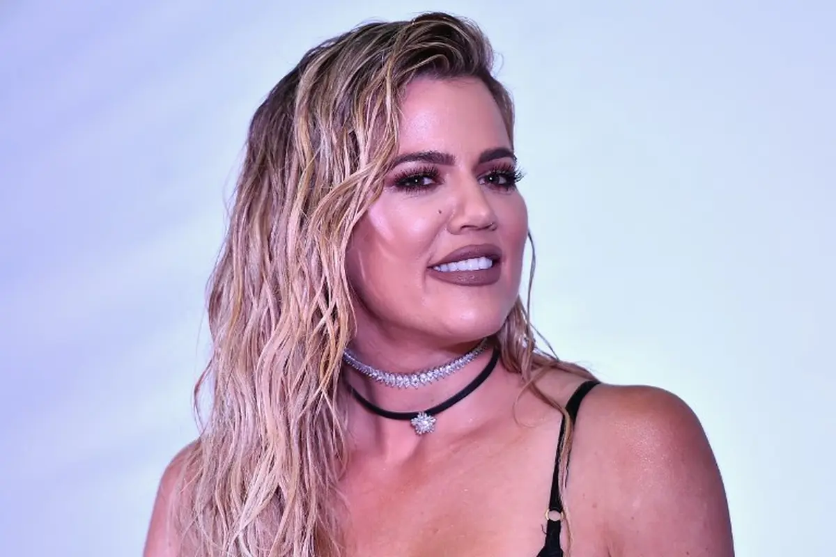 [Bintang] Khloe Kardashian Akhirnya Tak Lagi Sembunyikan Kehamilan?