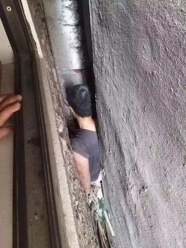 6 Tingkah Tukang Bangunan Kena Senjata Makan Tuan, Teledor