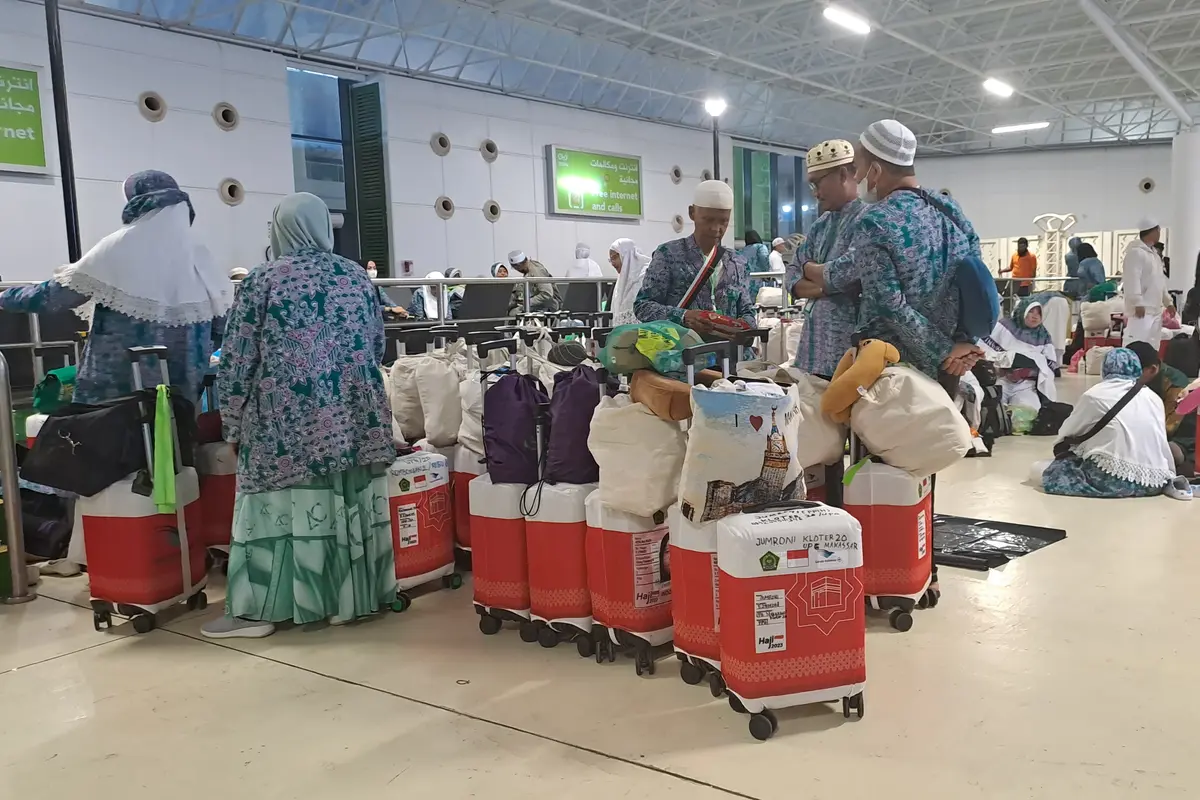 Jemaah haji kloter UPG 20 bersiap di Paviliun D1 Terminal Haji Bandara Internasional King Abdul Aziz, Jeddah sebelum diterbangkan ke Tanah Air. Pemulangan jemaah haji gelombang 1 ke Tanah Air melalui Bandara Jeddah berakhir hari ini.