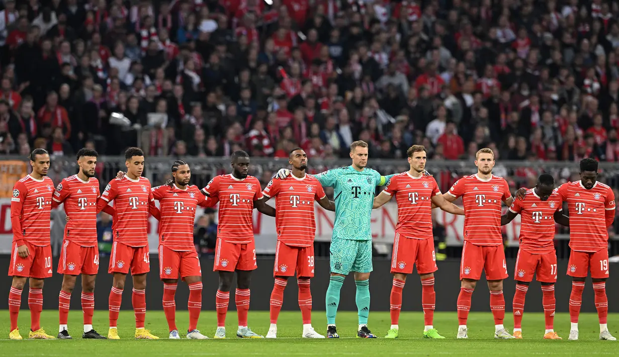Pemain Bayern Munchen memberikan penghormatan terakhir untuk para korban tragedi Kanjuruhan dengan melakukan minute of silence atau mengheningkan cipta dalam pertandingan lanjutan Liga Champions 2022/2023, Rabu (5/10/2022). (AFP/Christof Stache)