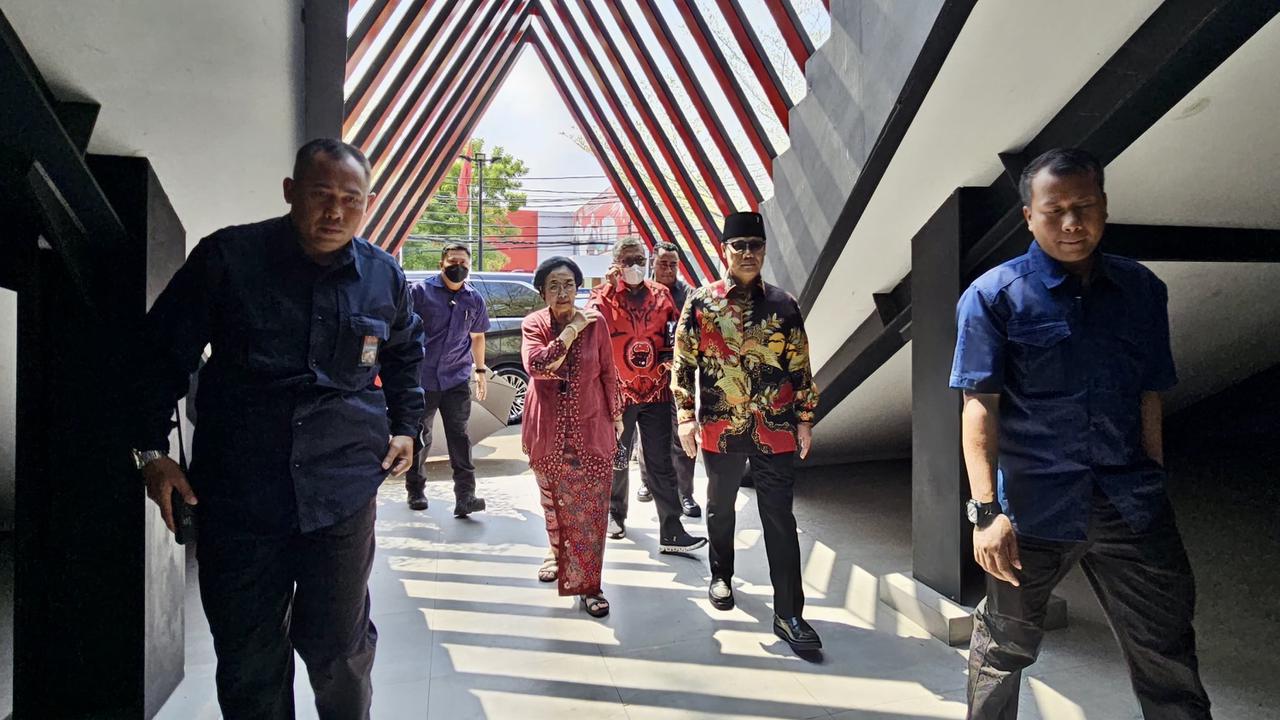 Ketua Umum PDI Perjuangan (PDIP) Megawati Soekarnoputri bersama Ketua DPP PDIP Ahmad Basarah