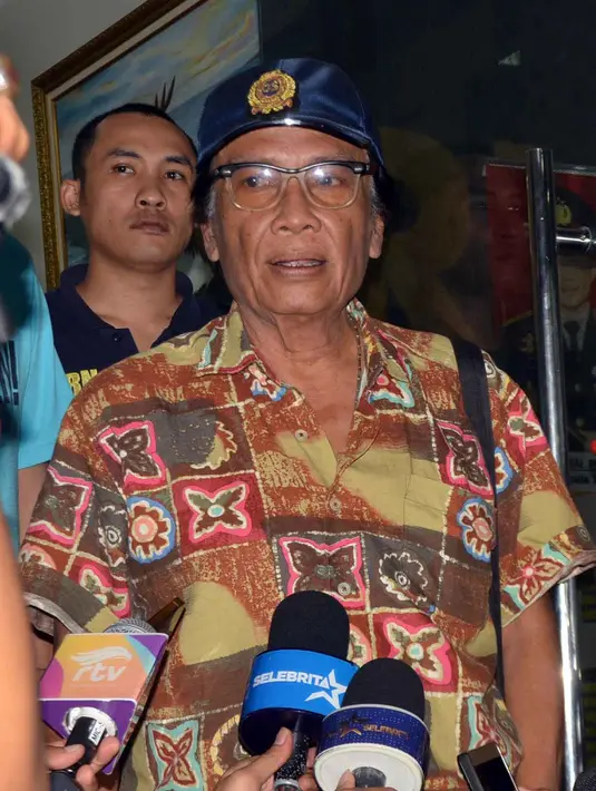 "Ada 20 pertanyaan. Berkaitan dengan saya sebagai pemain di film DPO," kata Torro Margen di Resmob Polda Metro Jaya, kawasan Semanggi, Jakarta Selatan, Selasa (4/10). (Nurwahyunan/Bintang.com)