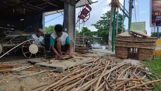 Pengrajin rotan di Pekanbaru tengah membersihkan dan memotong rotan sebelum dibuat beragam produk.