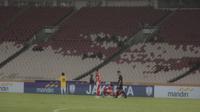 Suasana sepi tribune SUGBK, Jakarta saat Timnas Indonesia U-23 menjamu Timnas Brunei Darussalam dalam laga Grup A Piala AFF U-23 2025, Selasa (15/7/2025). (Bola.com/Abdul Aziz)