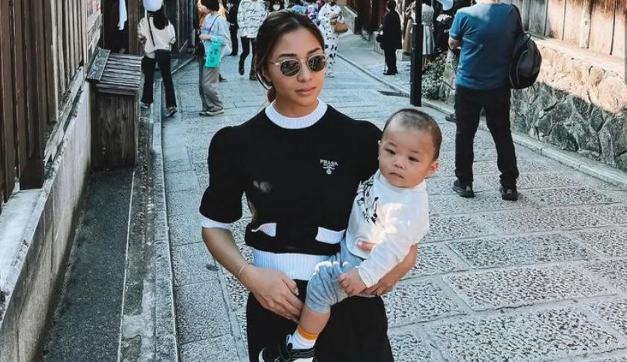 <p>Kala liburan di Jepang, Nikita Willy tampil stylish dengan puff sleeve knit top dan long pants nuansa monokrom. [IG:indpriw].</p>