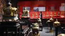 Pengunjung mengamati benda di Museum Istana, Beijing, China, Kamis (10/9/2020). Pameran bertajuk Kemegahan Abadi: Enam Abad di Kota Terlarang diselenggarakan di Museum Istana yang juga dikenal Kota Terlarang untuk memperingati 600 tahun usia bekas kompleks kekaisaran tersebut. (Xinhua/Jin Liangkuai)