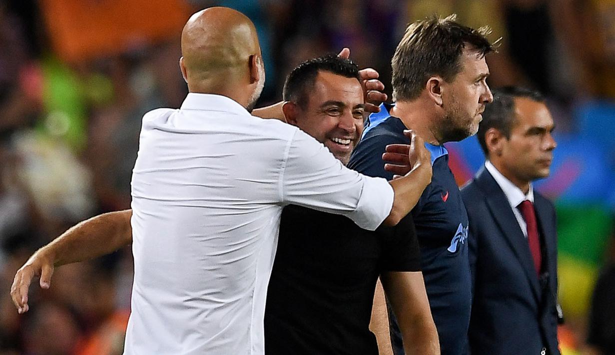 Selepas pertandingan usai, mereka saling memberikan pelukan hangat. Xavi Hernandez sendiri merupakan mantan pemain Pep Guardiola ketika menukangi Barcelona pada 2008 hingga 2012. Akankah pertemuan keduanya akan kembali terulang pada musim ini? (AFP/Josep Lago)