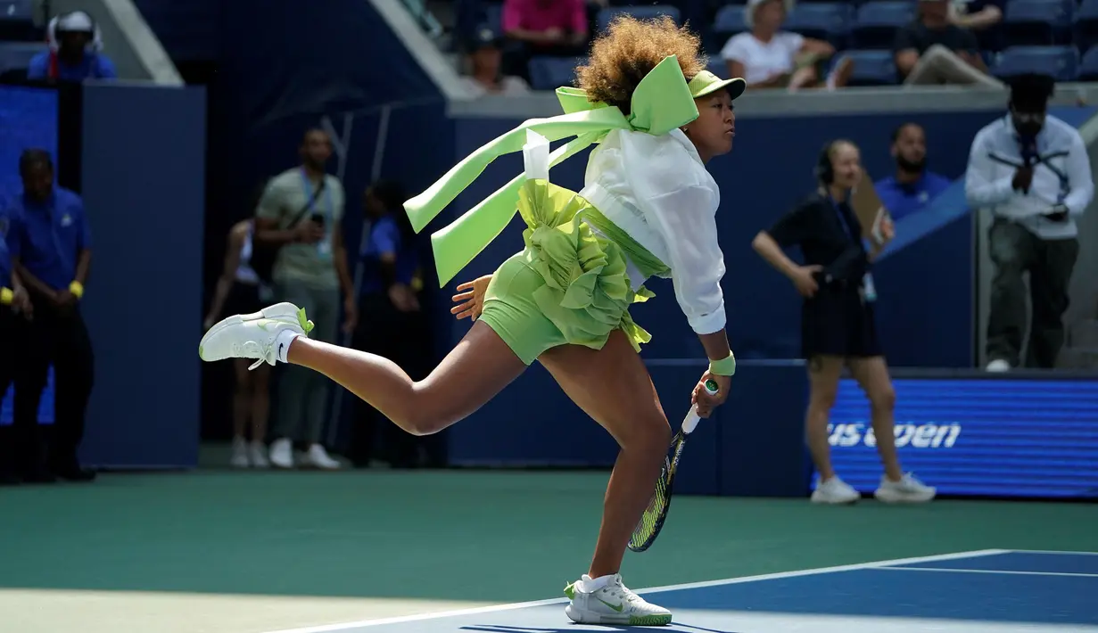 Petenis Jepang, Naomi Osaka mengenakan pakaian yang mewah saat melakukan pemanasan sebelum laga putaran pertama melawan petenis Latvia, Jelena Ostapenko pada laga putaran pertama Amerika Open 2024 di USTA Billie Jean King National Tennis Center, New York, Selasa (27/08/2024). (AFP/Mike Stobe)